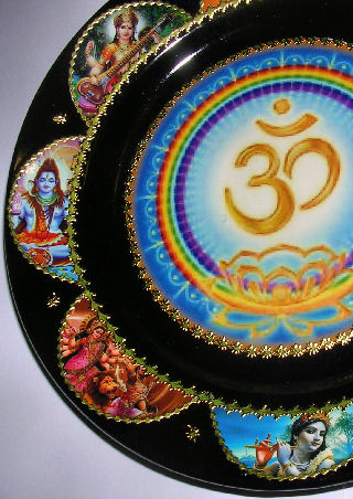 Тарелка украшена сценами из жизни индуистских богов.