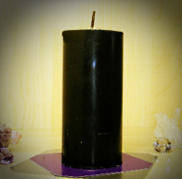 Высокая цилиндрическая свеча, за счет своего большого диаметра, используется в обрядах, где необходимо привлечение большого количества энергии