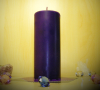 Фиолетовые свечи можно использовать для медитации, работы с прошлыми жизнями, гадания с помощью магического кристалла, свечей и зеркал и для астральных путешествий. Они хороши для психической защиты и спасают от ночных кошмаров. Фиолетовый цвет может также использоваться во всех ритуалах, касающихся расследований, секретов, тайн, исцеления духа и изгнания всего дурного, что связано с прошлым